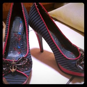 Iron fist size 7 heels